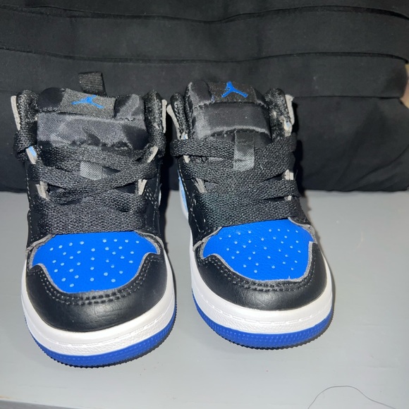 AIR JORDAN 1 MID 'HYPER ROYAL' - Picture 2 of 3